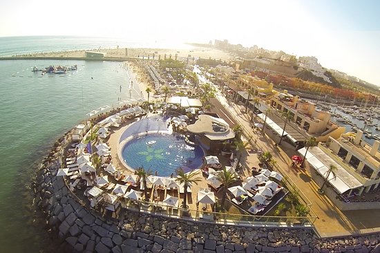 Restaurante-Bar Nosolo Portimão com piscina de água salgada localizado na marina da Praia da Rocha, beira-mar