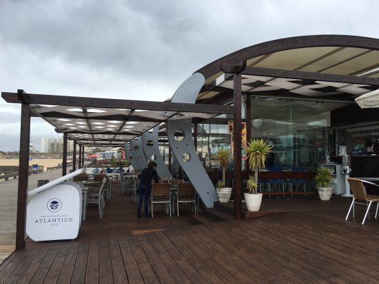 Restaurate-Bar Atlantico localizado no passadiço da Praia da Rocha em Portimão beira-mar